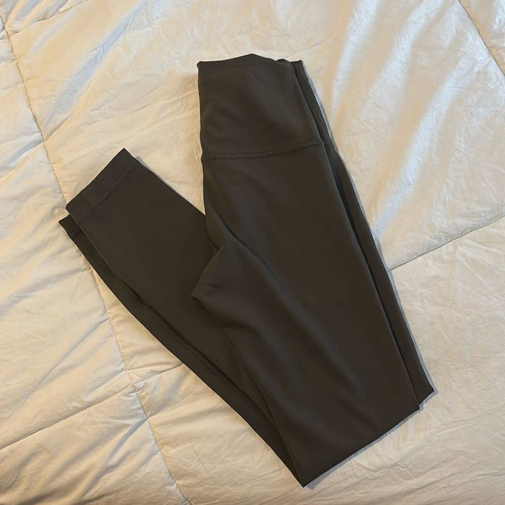 Lululemon wunder under train